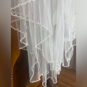 White 34” vail with crystal and pearl beaded edge.
